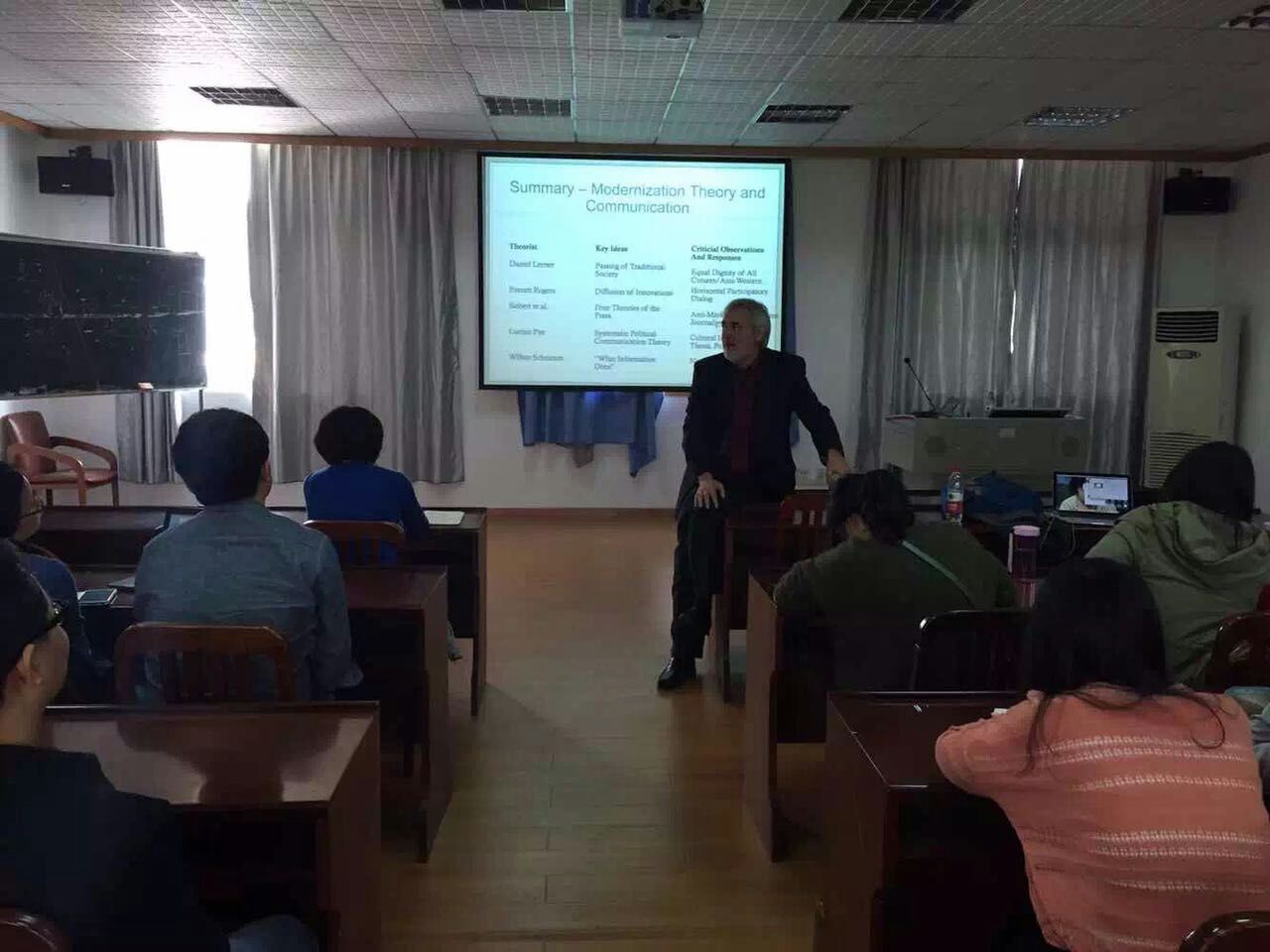 天普大学传播学院Thomas Jacobson教授来有爱爱
讲学