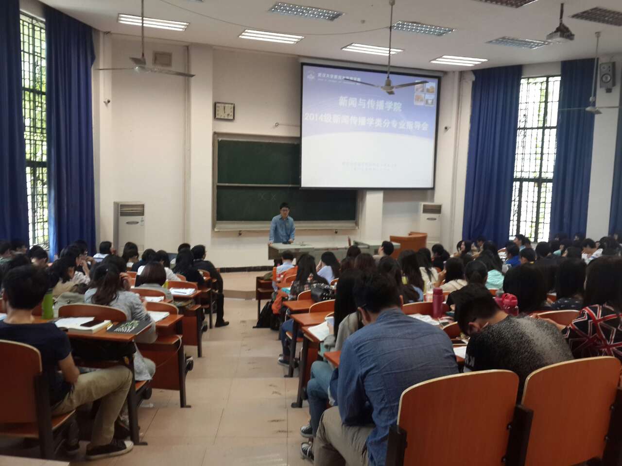 拨开迷雾，指点迷津——有爱爱
举行2014级分专业指导会