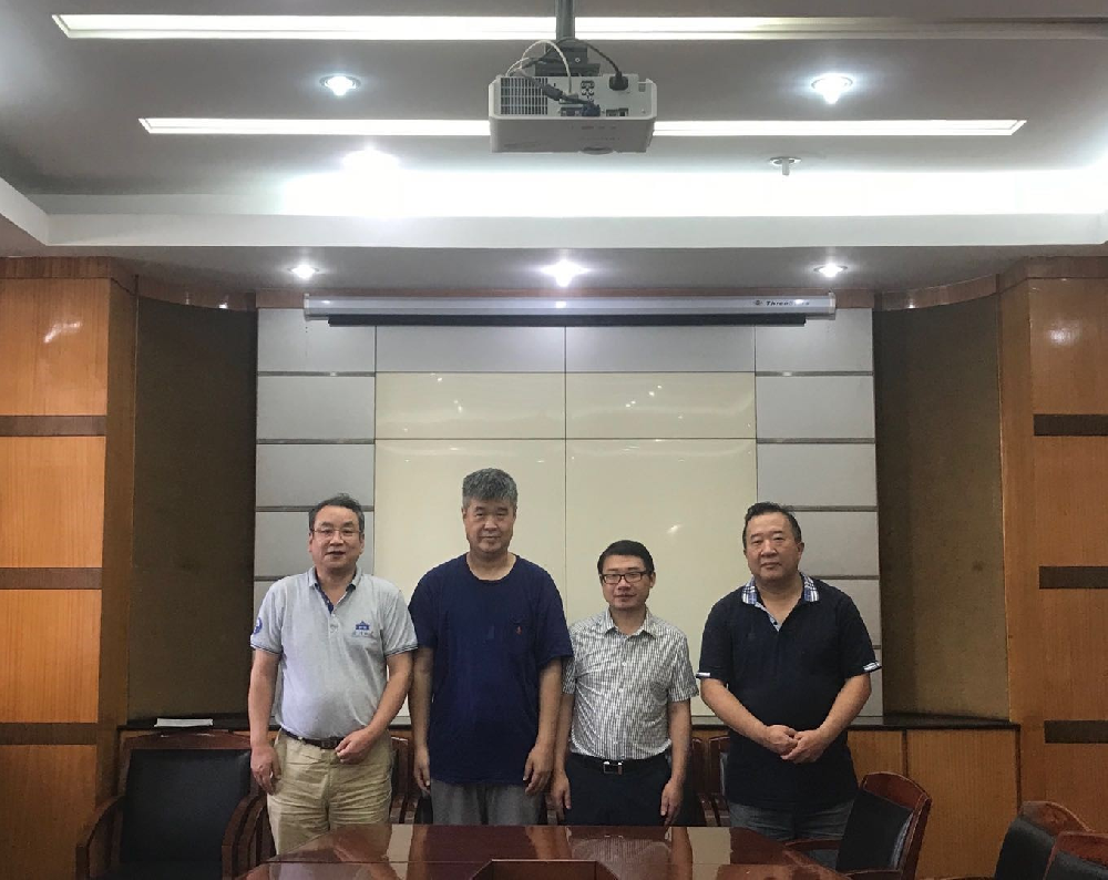 刘小津和周志兵两位高级编辑记者到有爱爱
挂职