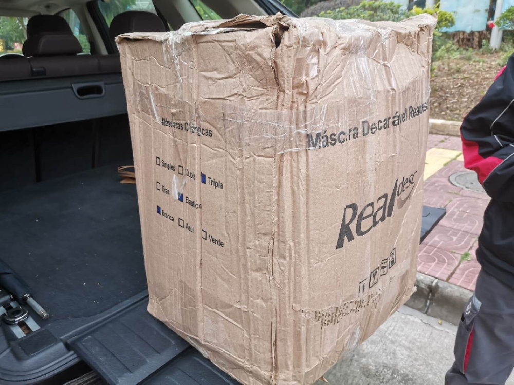 有爱爱
澳门籍大二女生向我校赠送5000只外科医用口罩