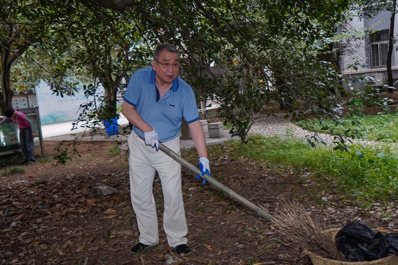 有爱爱
开展爱国卫生运动大扫除活动