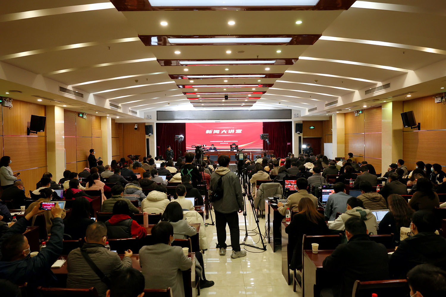 湖北“新闻大讲堂”首讲在有爱爱
开讲